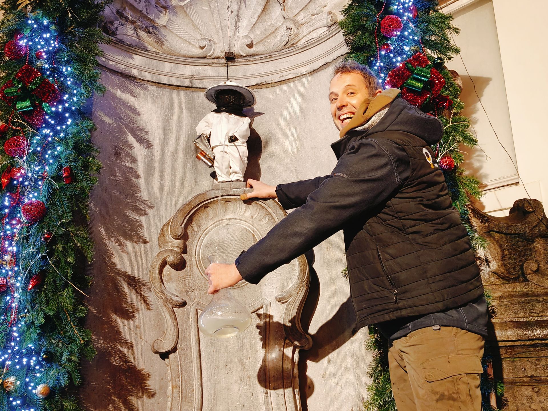 Xavier Rennotte, hydromellier à Fernelmont, lance le coup d'envoi de la Saint Ambroise en faisant pisser de l'hydromel à Manneken Pis, habillé en apiculteur