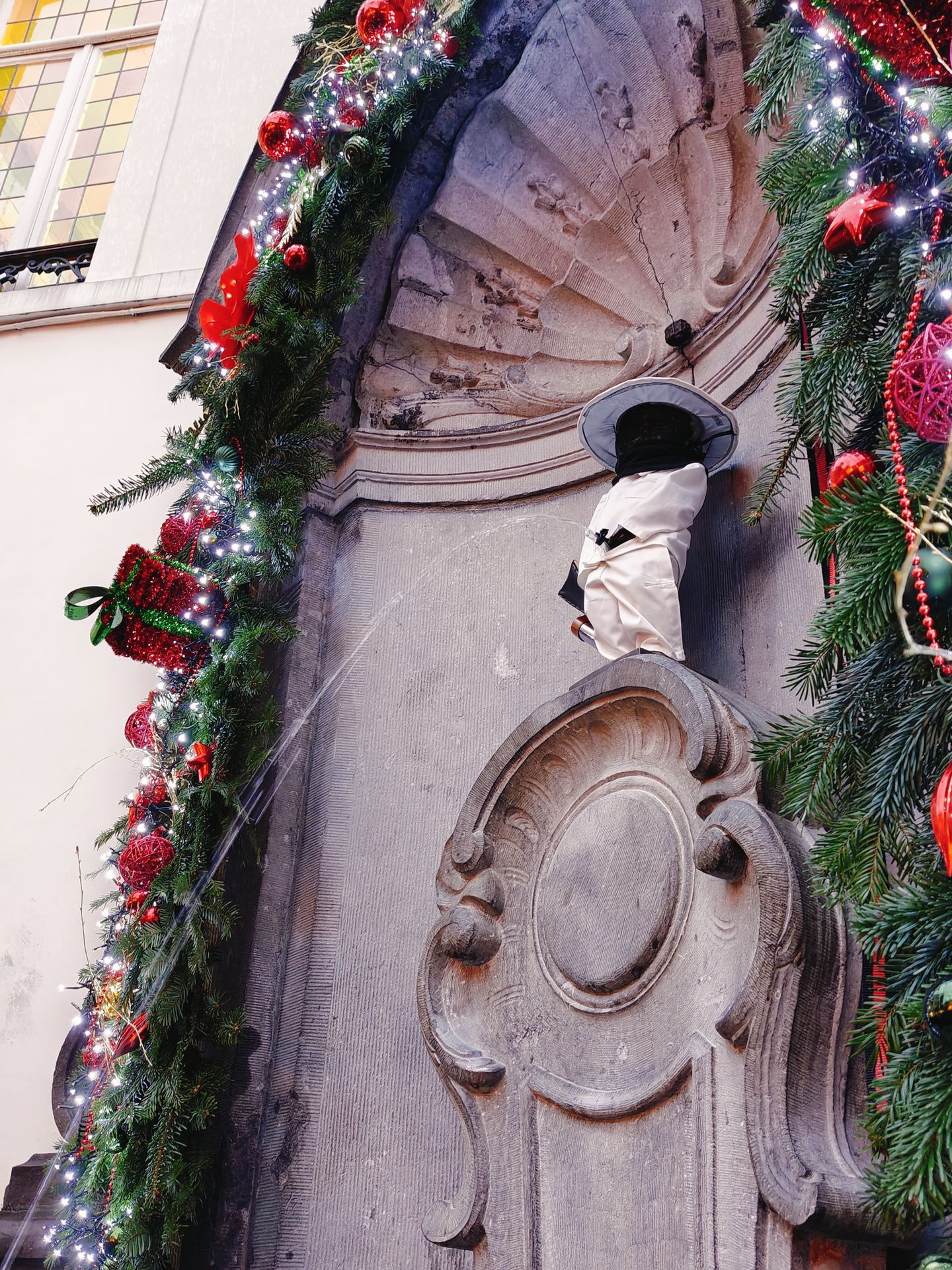 Une des tenues de Manneken Pis est la combinaison apicole, pour célébrer la Saint Ambroise. A cette occasion, le monument belge de Bruxelles prodiguera de l'hydromel qui sera servi à la foule  qui picole.
