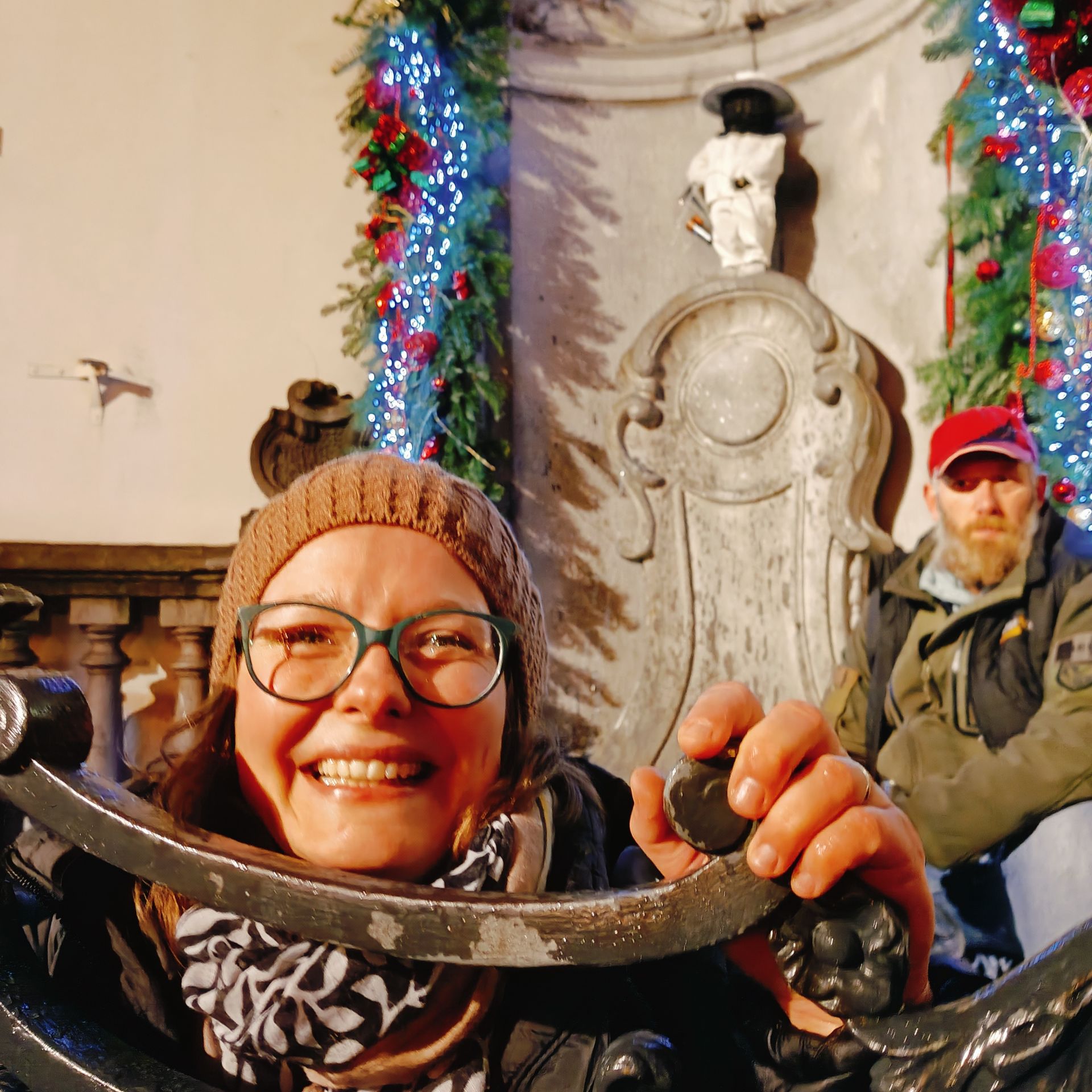 Manneken Pis est habillé en apiculteur à la Saint Ambroise. Lindsay est rayonnante de bonheur, Pierre à l'arrière plan, attend le signal pour verser l'hydromel aux bruxellois et aux touristes