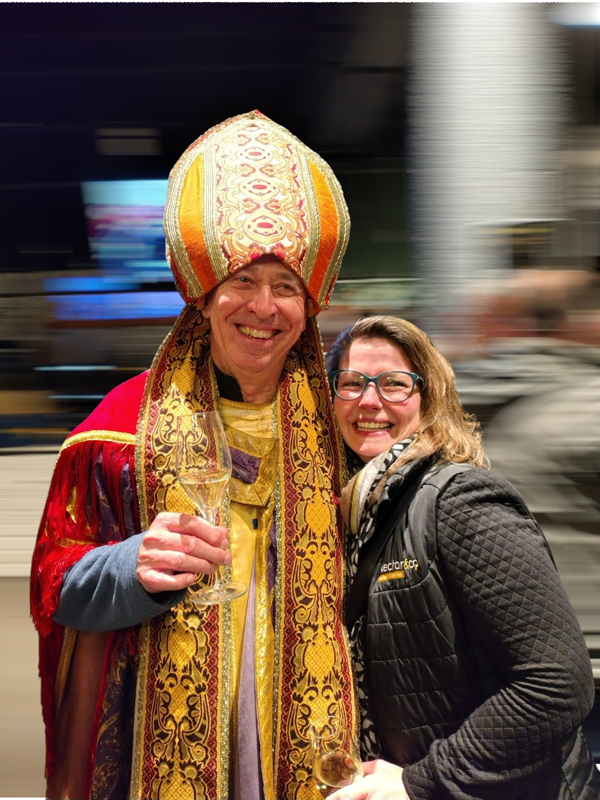 Saint Ambroise en bonne compagnie avec Lindsay. Tous deux trinquent avec l'hydromel de Nectar & Co